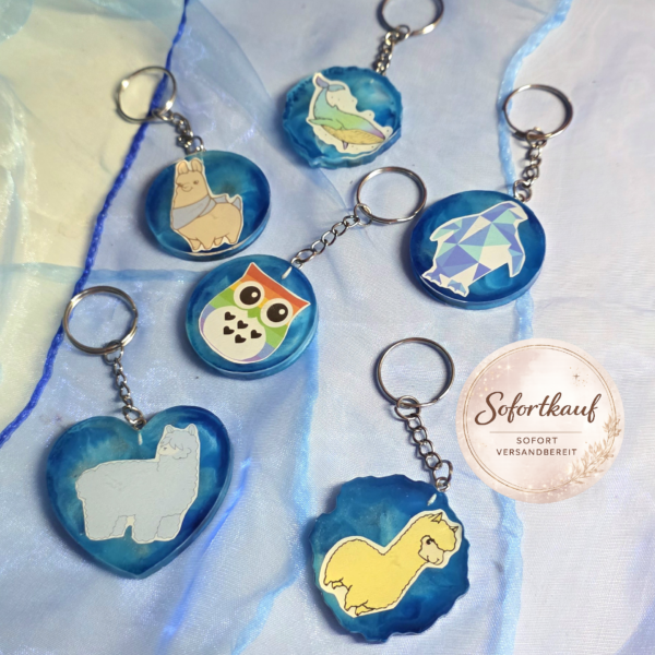 Handgefertigte Schlüsselanhänger aus Epoxidharz mit süßen Tiermotiven – Individuelle Resin-Unikate mit Alpaka, Eule, Pinguin und Wal von Traumharz.