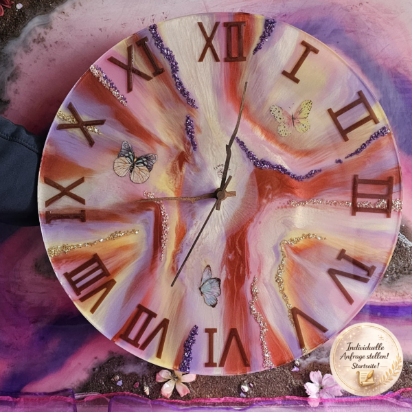 Individuelle Wanduhr aus Epoxidharz von Traumharz mit Schmetterlingen und römischen Zahlen – Handgefertigtes Unikat, individuell gestaltbar nach Kundenwunsch.
